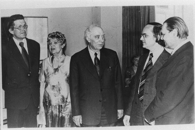 Musikaalse teadusliku konverentsi vaheajal Heliloojate Majas vestlevad (vasakult) Olaf Utt, Aurora Kapp, Eugen Kapp, Jaan Rääts, Raoul Viies  similar photo