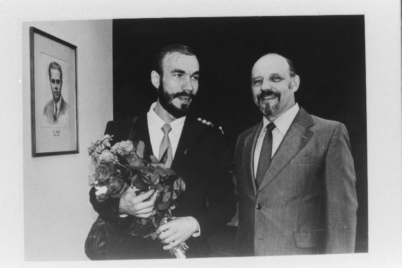 Tallinna Riikliku Konservatooriumi laulueriala lõpetaja Ivari Judakov koos oma õpetaja Teo Maistega lõpuaktusel.