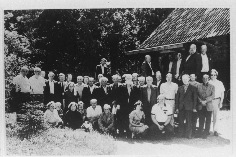 Tartu Masina-Traktorijaama 1941.a. traktoristide kursuse lõpetanud koos külalistega esimesel kokkutulekul Ülenurmel Eesti Põllumajandusmuuseumi õuel.