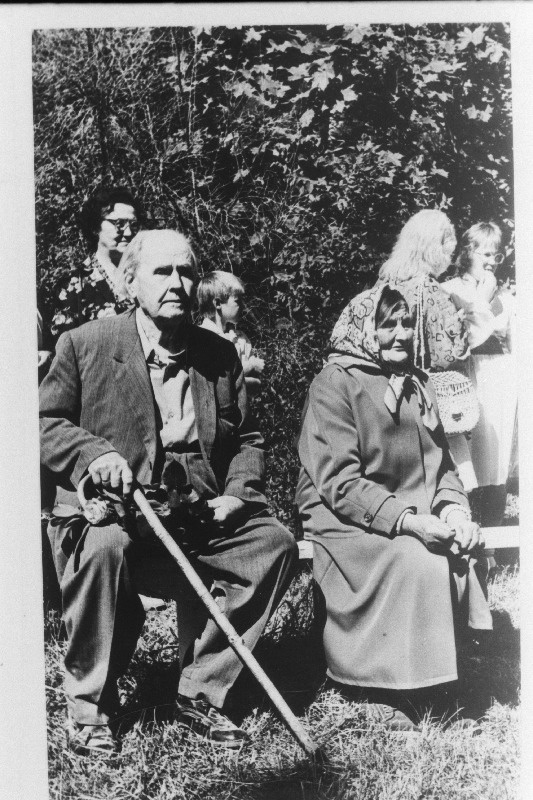 Vanimad Palamuse kooli lõpetajad kokkutulekul.