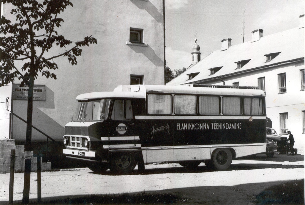 Foto. Võru Teeninduskombinaat "Tamula" teenindusautobuss kombinaadi peahoone õuel Lenini tn. 2.