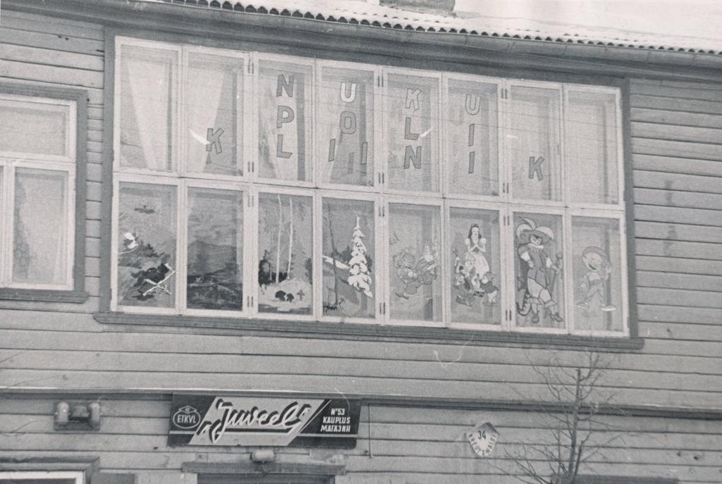 Foto. Võru Teeninduskombinaat "Tamula" nukupolikliinik Võrus Kreutzwaldi tänav 34 maja teisel korrusel 1965.a.