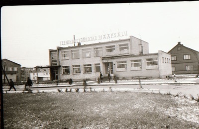 Negatiiv. Teeninduskombinaat "Haapsalu" hooned.
Kopeerija: M. Arro, 1967.  similar photo