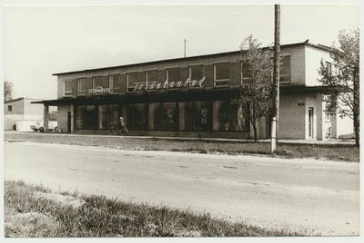 foto Mõisaküla toidukauplus ja teenindusmaja 1976 foto L.Vellema  similar photo