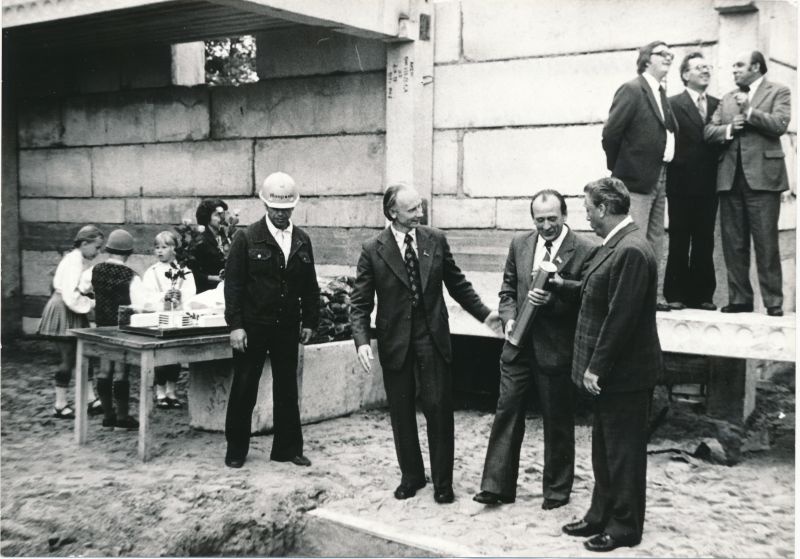 Foto. Teeninduskombinaadi "Haapsalu" teenindusmaja nurgakivi panek. 09.08.1980.a.
Foto: E.Ambos.