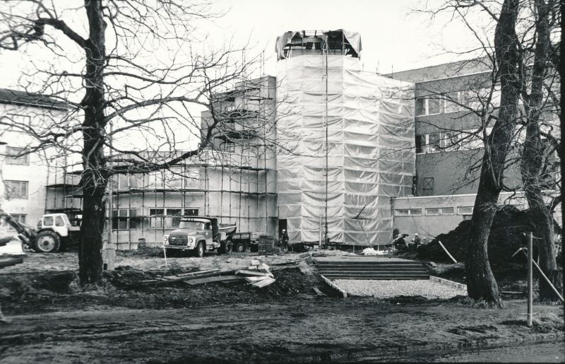 Foto. Haapsalu Teenindusmaja enne lõplikku valmimist.
Foto: H. Pilter, 1981.a.