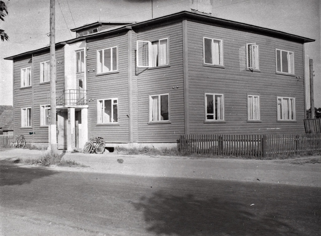 Hoone Kilingi-Nõmmes, Pärnu tn 2, kus töötavad Pärnu Teeninduskombinaadi "Säde" Kilingi-Nõmme tsehhi nr. 2 õmblejad, rätsep ja fotograaf