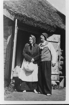 Rakvere Teater lavastusega “Vanad ja noored” A.H. Tammsaare sünnikodus. Mari - Fausti Turban ja Juhan - Eldor Valter.  duplicate photo