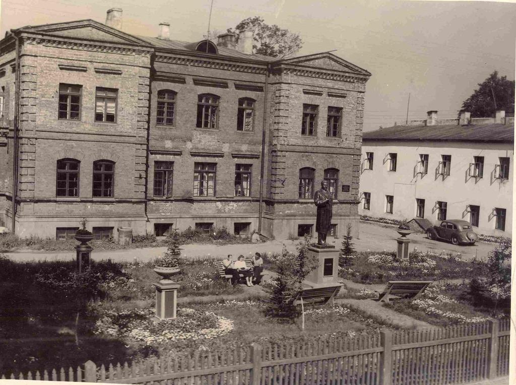 foto Tartu TV hoone esine väljak