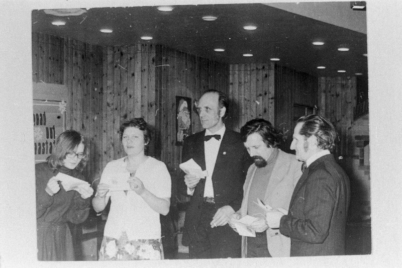 Stseen V. Kruuspere näidendist “Kameeleon” P. Pinna nim. Rahvateatris. Edgar Edissoo - Jaan Kilp ja Benno Edissoo - Hillar Saa (paremal).