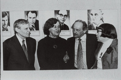 Eesti NSV Riikliku Kunstiansambli 40. aastapäeva tähistamisel vestlevad (vasakult) kirjanik Villem Gross, poetess Debora Vaarandi, näitleja Jüri Järvet ja tantsupedagoog Anna Ekston.  similar photo