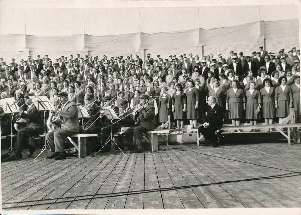Tartu laulupäev, koorilauljad ja orkester laval. 1966.