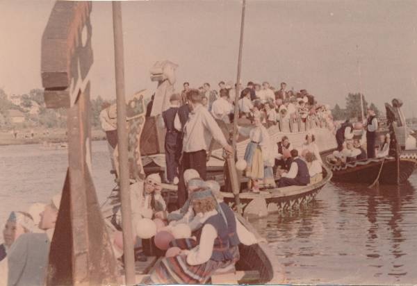 Tartu rahvakunstiõhtu. Rahvatantsijad Emajõel. 28.06.1959.a.