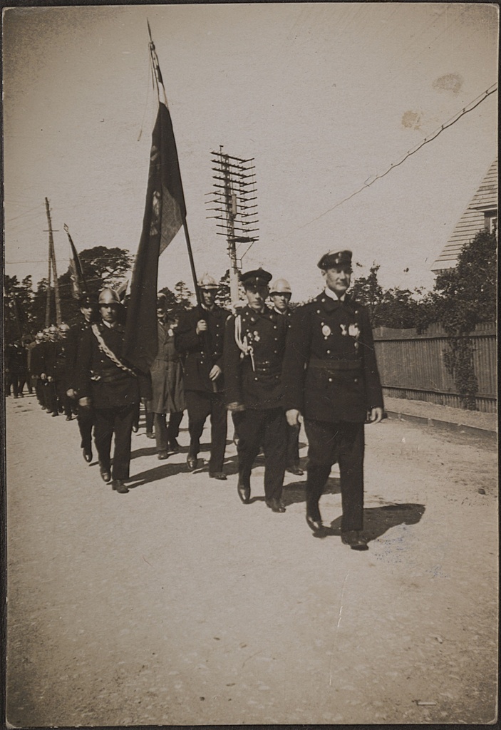 Nõmme VTÜ kolonn marssimas, ees Konstantin Sirotkin