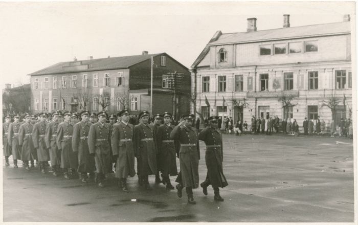Foto. SSOR 50-nda aastapäeva tähistamine Haapsalus. Sõjaväelaste kolonn marssimas Võidu väljakul. 1967.