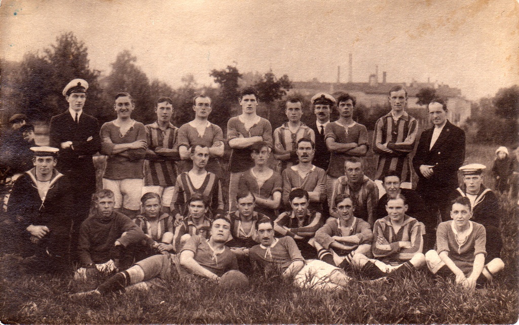 Tallinna Spordiseltsi Olümpia ja Inglise allveelaeva jalgpallimeeskonnad Tallinnas 1917
