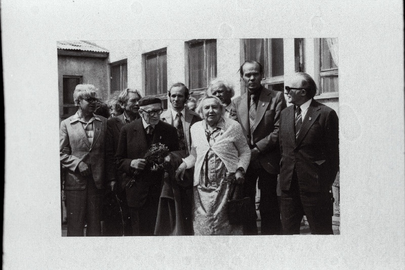 Saaremaa Eesti Ühisgümnaasiumi vilistlaste kokkutulek. Vasakult: A.Hint, V. Miller, Aavik, Ü. Tuulik, Klauren, J. J. Peegel, I. Torn, Raudsepp.