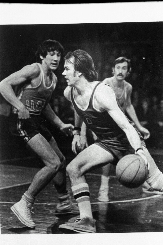 VSÜ “Kalevi” korvpallimeeskonna kohtumine Moskva Armee Spordiklubi meeskonnaga. Esiplaanil Aleksei Tammiste.