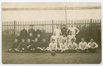 Tallinna Raudtee Tehnikakooli ja Karskusseltsi Valvaja jalgpallurid 1913  duplicate photo