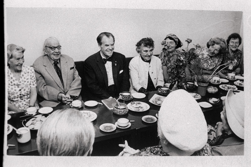 Rootsis elav “Estonia” teatri endine solist Aarne Viisimaa (vasakult 3.) külas RAT “Estonias”. Vasakult 2. Hugo Laur.
