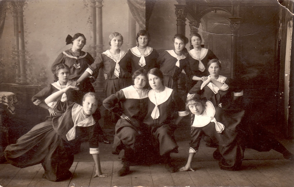 Grupp naisvõimlejaid? poseerimas 1915