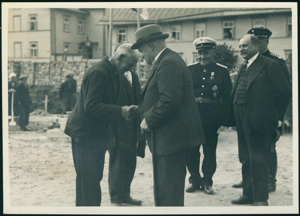 Konstantin Päts peale tuletõrjehoonele nurgakivi panekut, kõrval Hans Maide ja linnapea