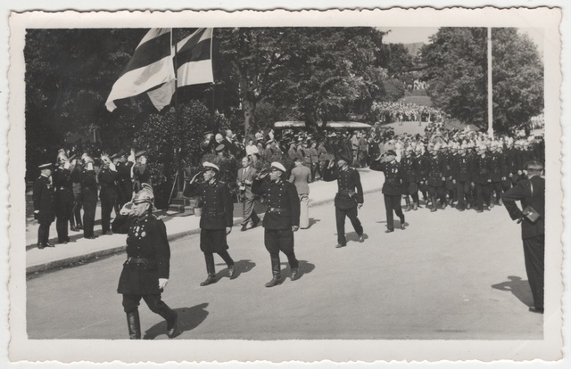 Tartumaa brigaadi Jõgeva divisjon marssimas