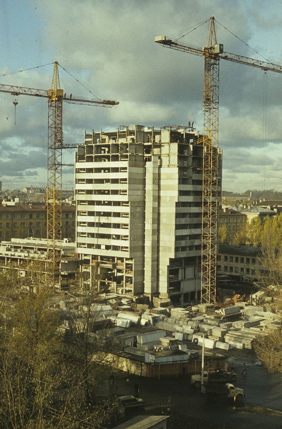 Ehitamisjärgus hotell "Olümpia", kõrgvaade poolikule hoonele. Arhitektid Toivo Kallas, Rein Kersten