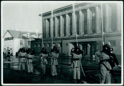 Tartu tuletõrje lendsalk manöövril veejugadega turuhoone juures  similar photo