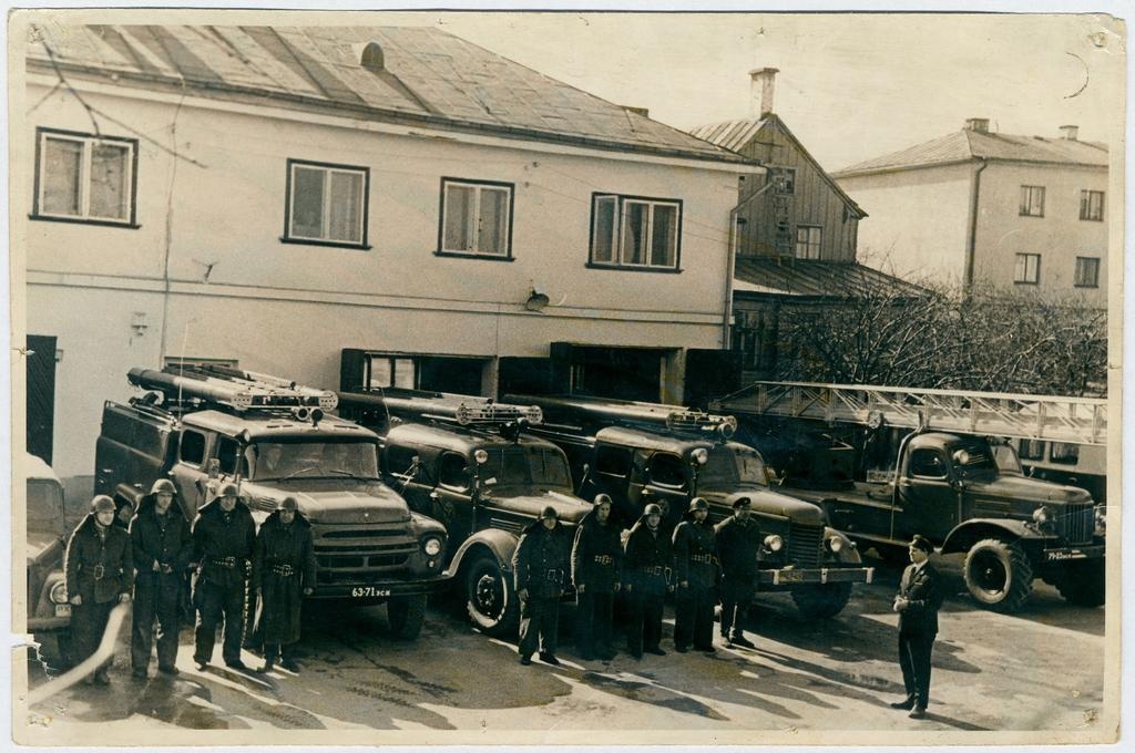 Tuletõrjeautod meeskondadega Tartus Kalevi 20a