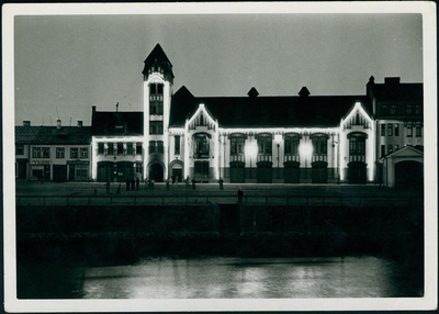 Tartu VTÜ 75 aastapäeva auks illumineeritud Tartu tuletõrjehoone  duplicate photo