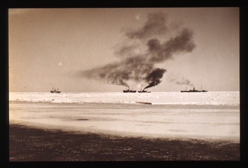 Jäälõhkuja "TASUJA" kaubalaevu assisteerimas