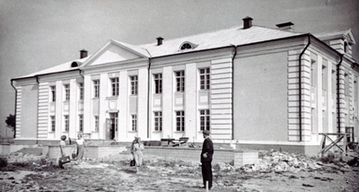 Uus keskkoolihoone Orissaare rajoonikeskuses  duplicate photo