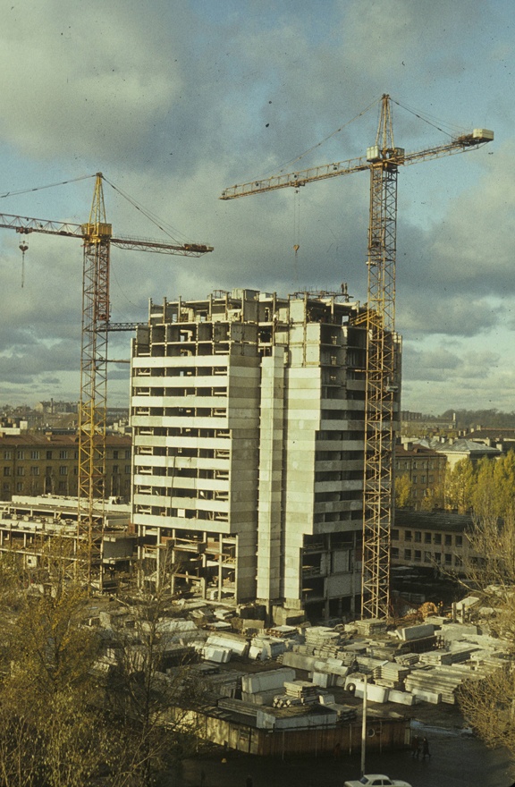 Ehitamisjärgus hotell "Olümpia", kõrgvaade poolikule hoonele. Arhitektid Toivo Kallas, Rein Kersten