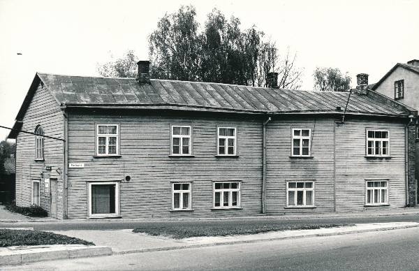 Foto. Puumaja Fortuuna t ja Narva mnt nurgal.
Tartu, 1990. Foto: Harri Duglas.