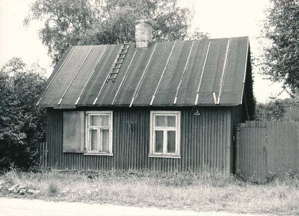 Foto. Raua t 3; tõrvapapiga kaetud katus.
Tartu, 1990. Foto: Harri Duglas.