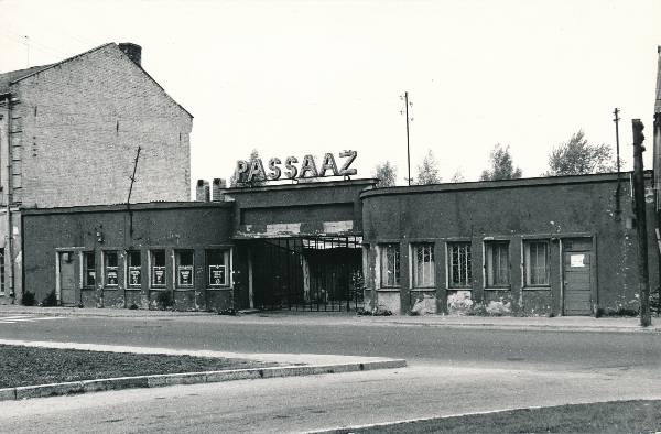 Foto. Vaade ringpoodide hoonele Passaaž (arh. A. Matteus, 1938), Fortuuna t.
Tartu, 1990. Foto: Harri Duglas.