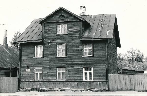 Foto. Fortuuna t 22, mansardkorrust kaunistab puupits; plankaed.
Tartu, 1990. Foto: Harri Duglas.