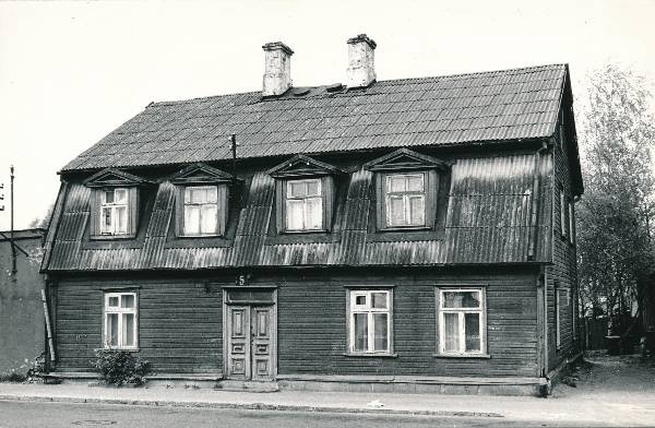 Foto. Fortuuna t 5, mustriline tahveluks.
Tartu, 1990. Foto: Harri Duglas.