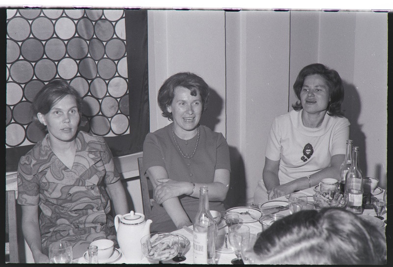 Tiiu Vihalemma kandidaadikraadi kaitsmise tähistamise õhtu Tartu ülikooli kohvikus. 22. juuni 1971. a.
