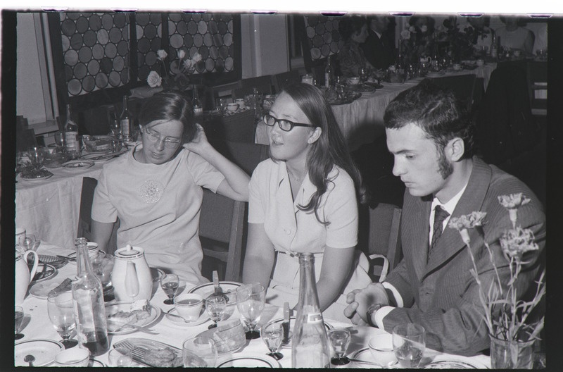 Tiiu Vihalemma kandidaadikraadi kaitsmise tähistamise õhtu Tartu ülikooli kohvikus. 22. juuni 1971. a.