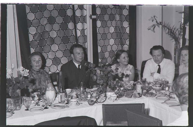 Tiiu Vihalemma kandidaadikraadi kaitsmise tähistamise õhtu Tartu ülikooli kohvikus. 22. juuni 1971. a.