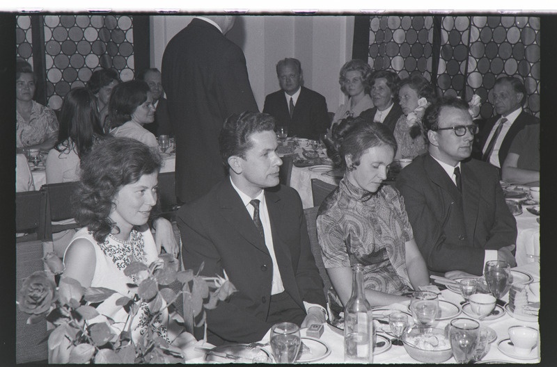 Tiiu Vihalemma kandidaadikraadi kaitsmise tähistamise õhtu Tartu ülikooli kohvikus. 22. juuni 1971. a.
