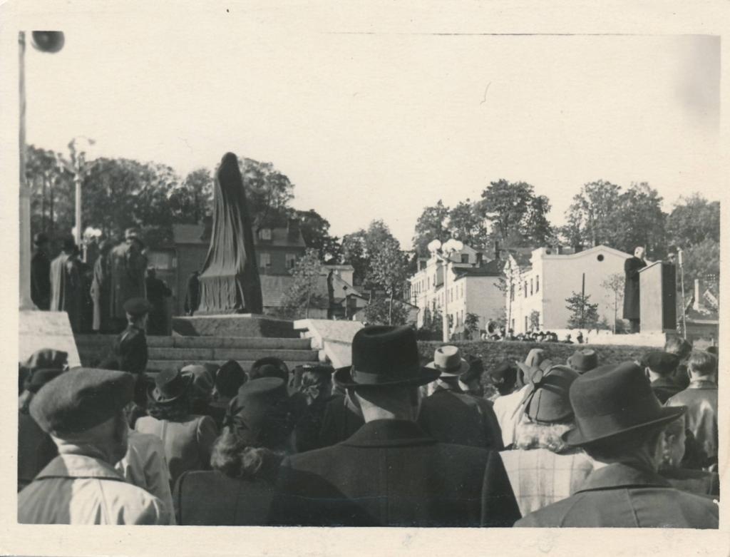 Pildiotsingu Nikolai Pirogovi mälestussammas 1952 tulemus