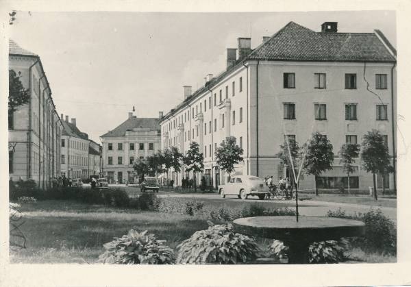 Foto.  Küüni t. Tartus (vaade Raekoja platsi suunas). Esiplaanil Küüni t. purskkaev ( proj. A. Matteus, 1932),  1960ndad.