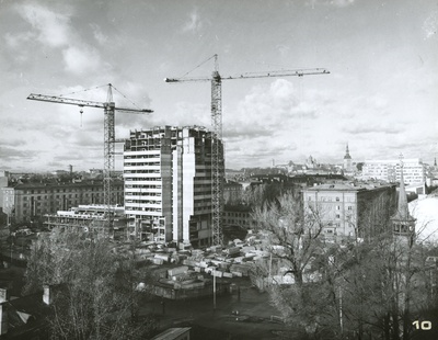Hotell Olümpia ehitusjärgus, kõrgvaade Keldrimäe elamurajoonist. Arhitektid Toivo Kallas, Rein Kersten  similar photo