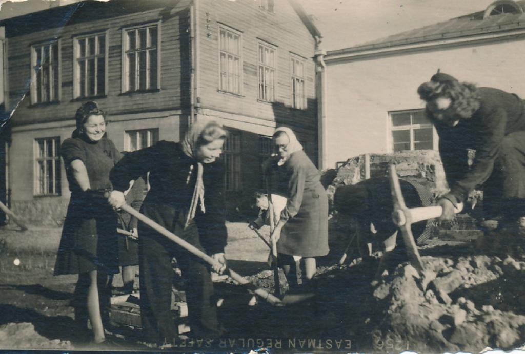 Tartu Ülikool. Esiplaanil TRÜ üliõpilased ja töötajad, vasakult 1. Vilma Trummal  linna taastamistöödel. 1948.a.