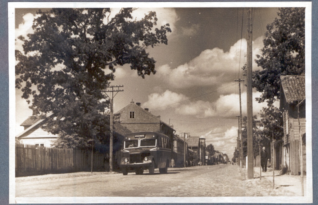 Foto Vaade Kreutzwaldi tänavale majade 56 ja 58 juures 1950.a. Foto Hillar Uusi.