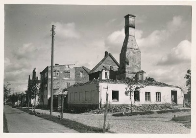 Sõjapurustused Kalda  tänaval. Vaade Kalda ja Treffneri  (end. Hobuse) t nurgalt Vabadussilla suunas. Eemal Livonia õlletehase torn.  Tartu, 5.08.1941. Foto K. Pärna.  duplicate photo