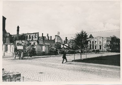 Sõjapurustused: Narva tänav (vaade Raatuse ja Narva t nurgalt). Taga paremal apteegihoone (tuntud ka Lille apteegina) varemed Narva ja Hobuse t nurgal.  Tartu, 7.09.1941. Foto: E. Selleke.  duplicate photo